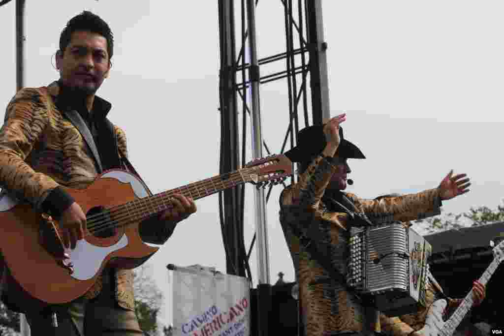 La música de Los Tigres del Norte lleva esperanza a los inmigrantes indocumentados en EE.UU. durante marcha organizada por Casa en Acción y otras organizaciones.