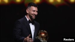 "C'est un cadeau à toute l'équipe d'Argentine pour ce que nous avons accompli", a déclaré Messi sur scène après avoir reçu son prix des mains de David Beckham, le copropriétaire de l'Inter Miami, son nouveau club.