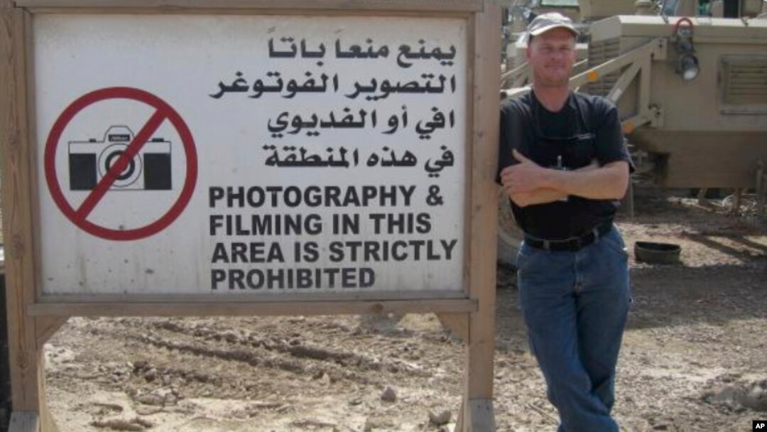 Kỹ sư Mark Frerichs, đến từ bang Illinois, chụp ảnh tại Iraq. Ông Frerichs bị bắt cóc ở Afghanistan vào tháng 1/2020.