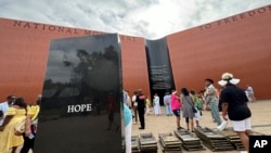 Cientos de personas visitaron el Monumento Nacional a la Libertad el miércoles 19 de junio de 2024 en Montgomery, Alabama. El monumento tiene inscritos 122.000 apellidos que las personas anteriormente esclavizadas eligieron por sí mismas, como se documenta en el censo de 1870.