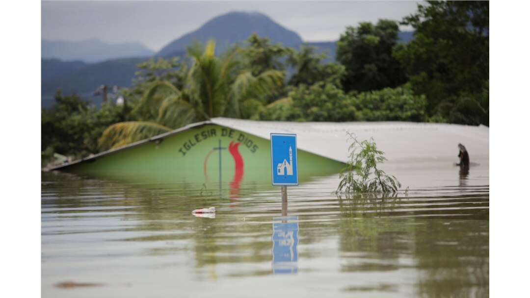 Una iglesia evangélica sumergida en Pimienta, Honduras, el 5 de noviembre de 2020, tras el paso de la tormenta tropical Eta.