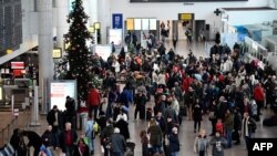 Des voyageurs à l'aéroport de Bruxelles, le 11 décembre 2017.