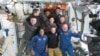 Potongan gambar dari video NASA yang menunjukkan astronaut Suni Williams (duduk, kiri) dan Butch Wilmore (duduk, kanan) berpose bersama kru Stasiun antariksa Internasional (ISS) setelah tiba di stasiun tersebut pada 6 Juni 2024. (Foto: Handout/NAS/AFP)
