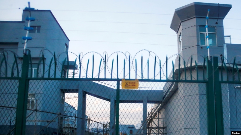 资料照：新疆达坂城一处拘留营外的围栏 （2018年9月4日）(photo:VOA)