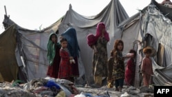 Anak-anak pengungsi Afghanistan bermain di luar tenda mereka di sebuah kamp pengungsi di pinggiran kota Lahore, Pakistan (foto: dok). 