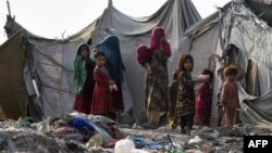 Anak-anak pengungsi Afghanistan di pinggiran Lahore, Pakistan (foto: dok). 