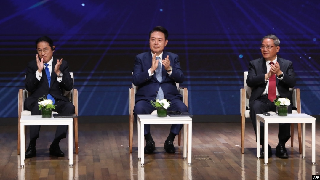 Japonya Başbakanı Fumio Kişida, Güney Kore Cumhurbaşkanı Yoon Suk Yeol ve Çin Başbakanı Li Qiang Seul'deki Kore Ticaret ve Sanayi Odası'nda düzenlenen iş zirvesine katıldı- 27 Mayıs 2024.