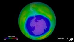 Imagen proporcionada por la Administración Nacional Oceánica y Atmosférica (NOAA) del orificio de ozono sobre la Antártida.