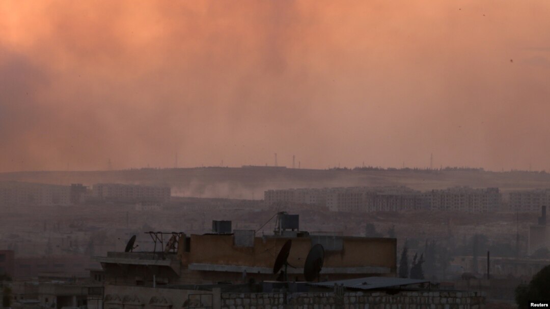 Asap mengepul pasca serangan udara terhadap posisi pemberontak Suriah di Aleppo, 2 Juni lalu (foto: dok).
