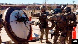 资料照片：这张2016年2月的照片显示第790导弹安全部队中队的军人在怀俄明州的弗朗西斯·E·沃伦空军基地展示他们的训练。(美联社照片)