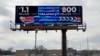 Un letrero electrónico anuncia los botes en los sorteros de las loterías Mega Millions y Powerball, el 25 de marzo de 2024, en Des Moines, Iowa. 