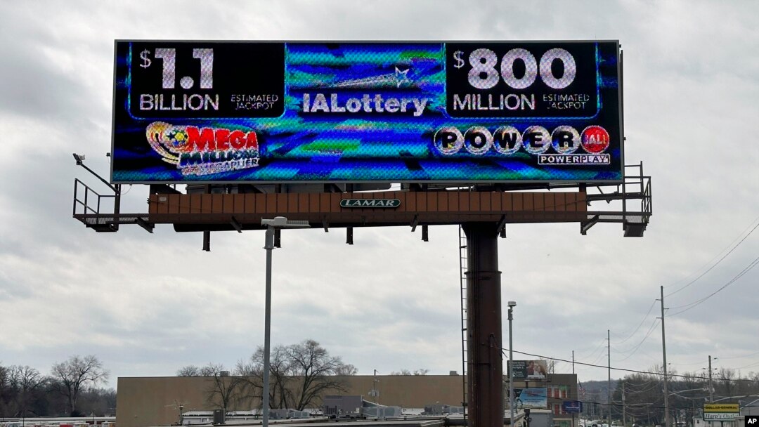 Un letrero electrónico anuncia los botes en los sorteros de las loterías Mega Millions y Powerball, el 25 de marzo de 2024, en Des Moines, Iowa. 