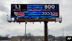 Un letrero electrónico anuncia los botes en los sorteros de las loterías Mega Millions y Powerball, el 25 de marzo de 2024, en Des Moines, Iowa. 