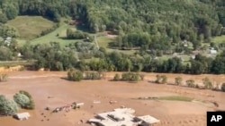 Imagen tomada de un video de la Agencia de Manejo de Emergencias de Tennessee muestra un helicóptero en el techo del Hospital del Condado de Unicoi en Erwin, Tennessee, donde los pacientes y el personal tuvieron que ser rescatados. 27 de septiembre de 2024.