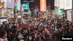 Cientos de manifestantes protestan en la ciudad de Nueva York por la muerte de Tyre Nichols el 28 de enero de 2023.