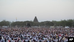 El Papa Francisco preside una misa en un parque junto al mar en el mismo campo donde San Juan Pablo II celebró una liturgia histórica durante la lucha de Timor Oriental por la independencia del dominio indonesio.