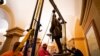 Na fotografiji koju je distribuisao kabinet guvernera Virdžinije vide se radnici kako uklanjaju statuu generala Konfederacije Roberta E. Lija iz zgrade Kapitola u Vašingtgonu. 