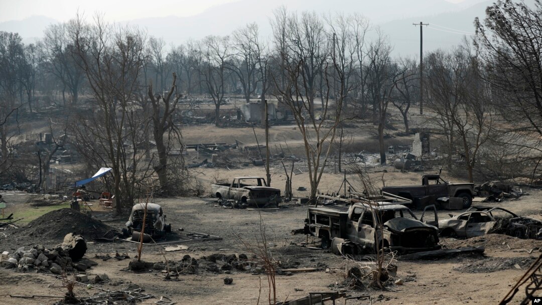 Mobil-mobil yang terbakar di kawasan pemukiman yang hangus terbakar kebakaran lahan Carr Fire di Redding, California, 11 Agustus 2018.