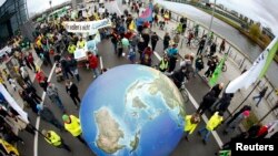 Para pengunjuk rasa melakukan aksi demo sehari sebelum dimulainya Konferensi Perubahan Iklim Paris di Berlin, Jerman, 29 November 2015. (Foto: dok).