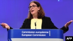 La commissaire européenne au commerce, Cecilia Malmström, s'adresse à la Commission à Bruxelles, le 1er juin 2018.