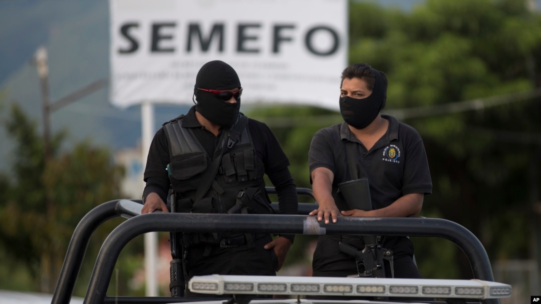 Dua polisi Iguala, Meksiko melakukan patroli (foto: dok). 
