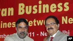 India's Trade Minister Anand Sharma and Pakistani counterpart Makhdoom Amin Fahim (R) shake hands as they attend India-Pakistan Business Conclave organized by Federation of Indian Chambers of Commerce and Industry (FICCI) in New Delhi (file photo)