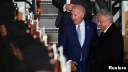 Presiden AS Joe Biden disambut oleh Presiden Meksiko Andres Manuel Lopez Obrador saat ia tiba di Bandara Internasional Felipe Angeles, untuk menghadiri KTT Pemimpin Amerika Utara, di Santa Lucia, Meksiko, 8 Januari 2023. (Foto: REUTERS/Henry Romero)