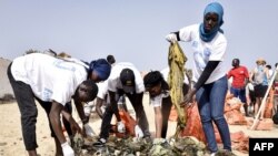 Des bénévoles gantés trient les ordures collectées sur la plage de Ngor, l'une des plus fréquentées de Dakar, à Dakar, Sénégal, 9 juin 2018