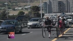 Japonês completa viagem de 6.000 quilómetros puxando riquexó