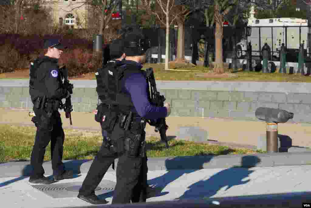 Agentes de la Polic&#237;a del Capitolio armados custodian los alrededores del complejo legislativo; un agente de este cuerpo policial y otras cuatro personas murieron durante el asalto del seis de enero de 2021. 