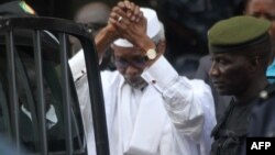 L'ancien dictateur tchadien Hissène Habré, après avoir été entendu par un juge, le 2 juillet 2013 à Dakar, Sénégal.