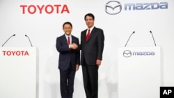 Presiden Toyota, Akio Toyoda (kiri) dan Presiden Mazda Masamichi Kogai dalam konferensi pers di Tokyo (foto: dok). 