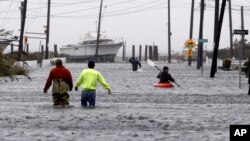 Calles inundadas en Lindenhurst, Nueva York, debido a las marejadas provocadas por Sandy.