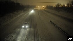 Motorists travel slowly on a snow-covered Interstate 24 during a winter storm in Paducah, Kentucky, December 26, 2012. 