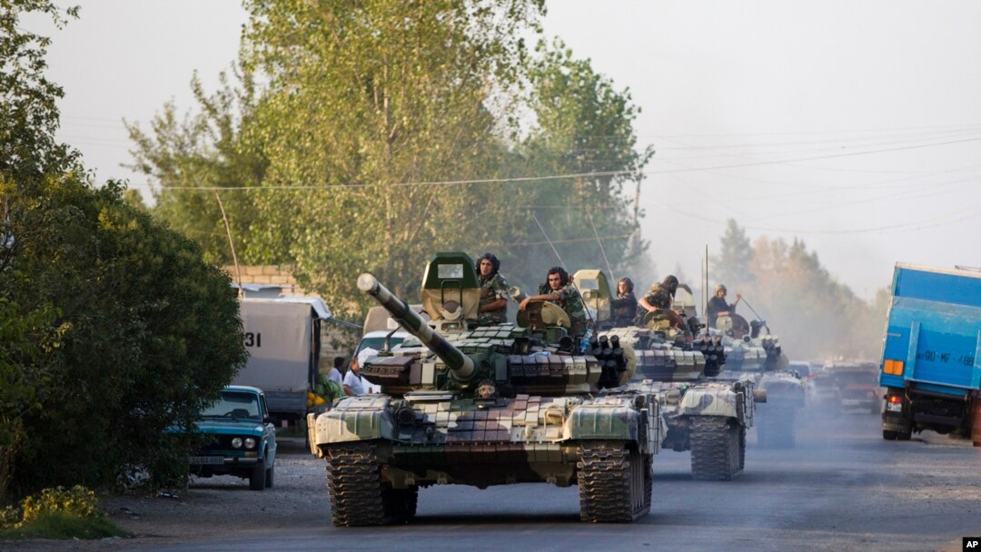 Setelah meningkatnya pertempuran antara Azerbaijan dan Armenia, tank-tank Azerbaijan bergerak menuju Agdam, Azerbaijan. (Foto: dok.)