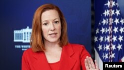 La portavoz de la Casa Blanca, Jen Psaki, conversa con los periodistas durante la rueda de prensa del 2 de marzo de 2021.