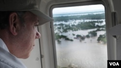 El presidente de Colombia, Juan Manuel Santos, observa la magnitud del desastre de las inundaciones al sobrevolar los municipios más afectados por las lluvias en el departamento Atlántico.