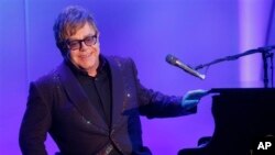 Elton John dalam salah satu pertunjukannya di Los Angeles, Mei 2013. (AP/Invision/Todd Williamson)