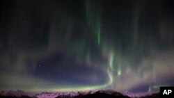 图为阿拉斯加州朱诺（Juneau)市上空的北极光 （2016年2月18日拍摄）。