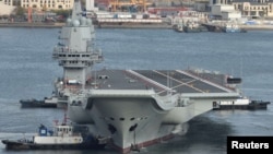중국이 처음으로 자체 건조한 항공모함 '산둥함'이 지난달 중국 랴오닝성 다롄항에서 시험항해를 위해 출발하고 있다. 