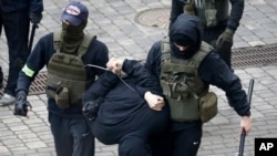 Полиция задерживает одного из участников акции протеста в Минске. Ноябрь 2020г. 