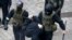 Полиция задерживает одного из участников акции протеста в Минске. Ноябрь 2020г. 