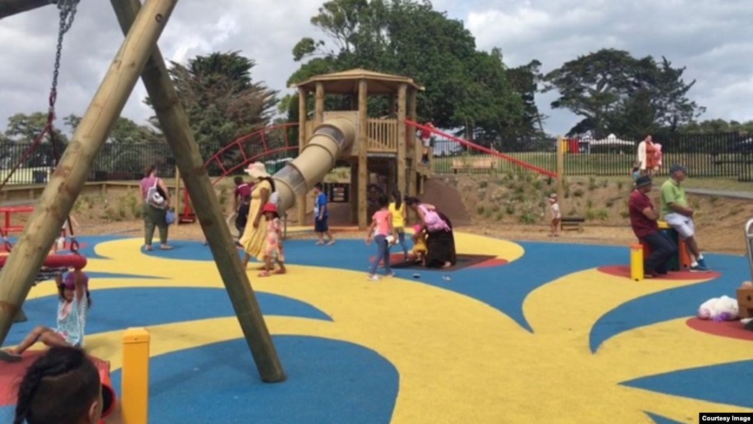  Jalur di Keith Park Playground Auckland dicat berwarna kuning supaya memudahkan bagi warga dengan penglihatan terbatas (Courtesy of Ivy Soulisa Ellison).