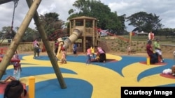  Jalur di Keith Park Playground Auckland dicat berwarna kuning supaya memudahkan bagi warga dengan penglihatan terbatas (Courtesy of Ivy Soulisa Ellison).