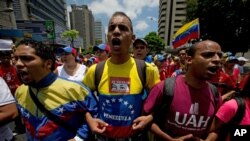 Sinh viên đại học hô khẩu hiệu chống Tổng thống Venezuela Nicolas Maduro trong cuộc biểu tình chống chính phủ ở Caracas, ngày 12/4/2014.