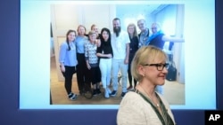 La canciller sueca Margot Wallstrom sonrie frente a una fotografía del recientemente liberado Johan Gustafsson y su familia en el aeropuerto de Arlanda a su llegada a Suecia el lunes. Gustafsson estuvo prisionero por 6 años por al-Qaeda en el Magreb Islámico.