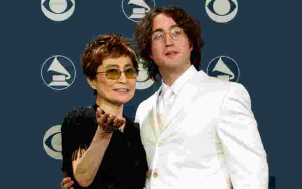La viuda de John Lennon, Yoko Ono, junto a su hijo, Sean Lennon en los Premios Grammy, en Los Angeles.