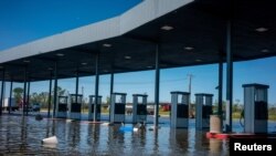 Una gasolinera continuaba inundada tras el paso del huracán Delta por Lake Charles, Luisiana, el 10 de octubre de 2020.