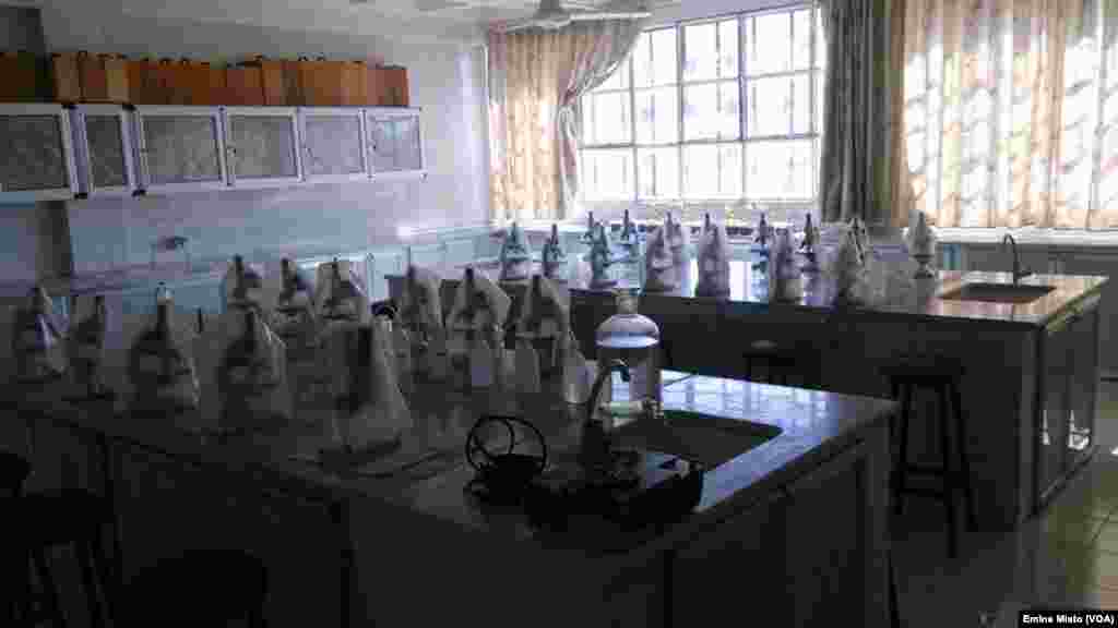 حکام کا کہنا ہے کہ ایک مشتبہ شخص بیکری کے سامنے بیگ رکھ کر فرار ہو گیا تھا جس کے بعد دھماکہ ہوا۔