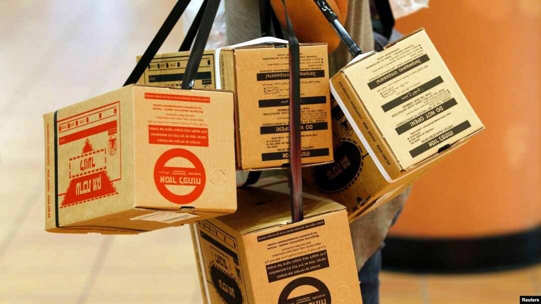 Una mujer carga varios kits de máscaras antigás para protegerse de un posible ataque químico. Las recibió en un punto de distribución en un centro comercial en la ciudad de Mevasseret Zion, cerca de Jerusalén, en julio de 2012.
